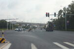 城市道路及远处高架桥景象