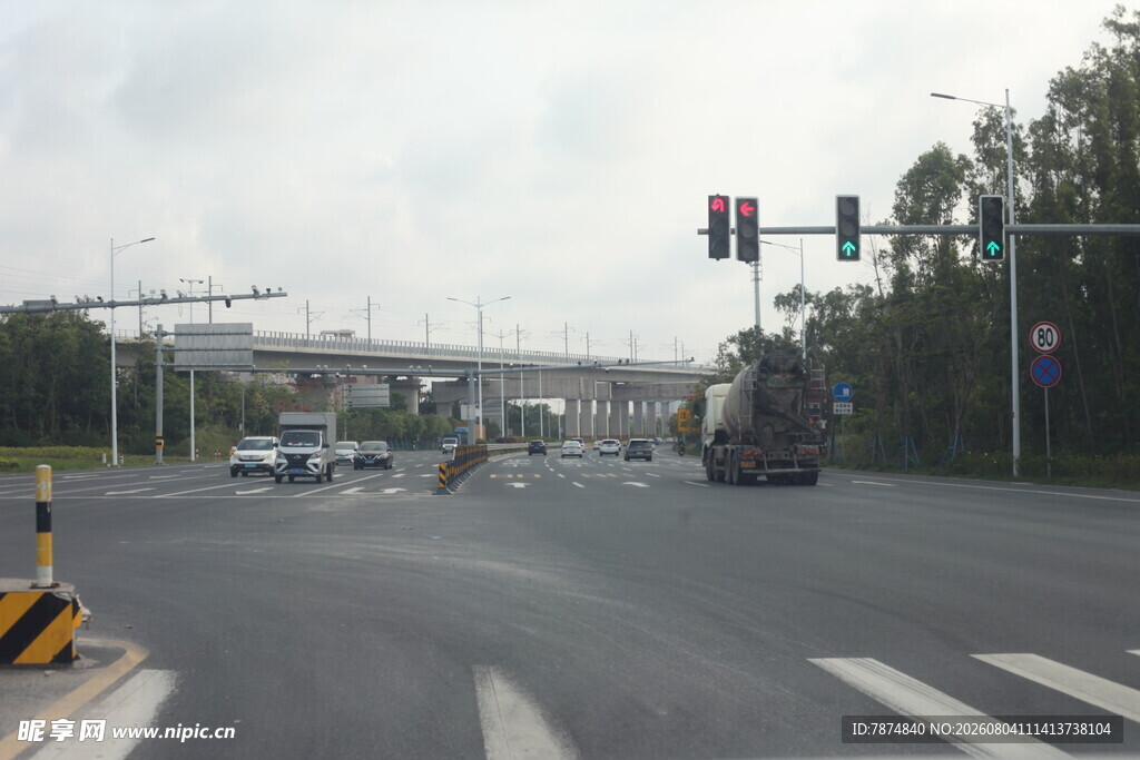 城市道路及远处高架桥景象