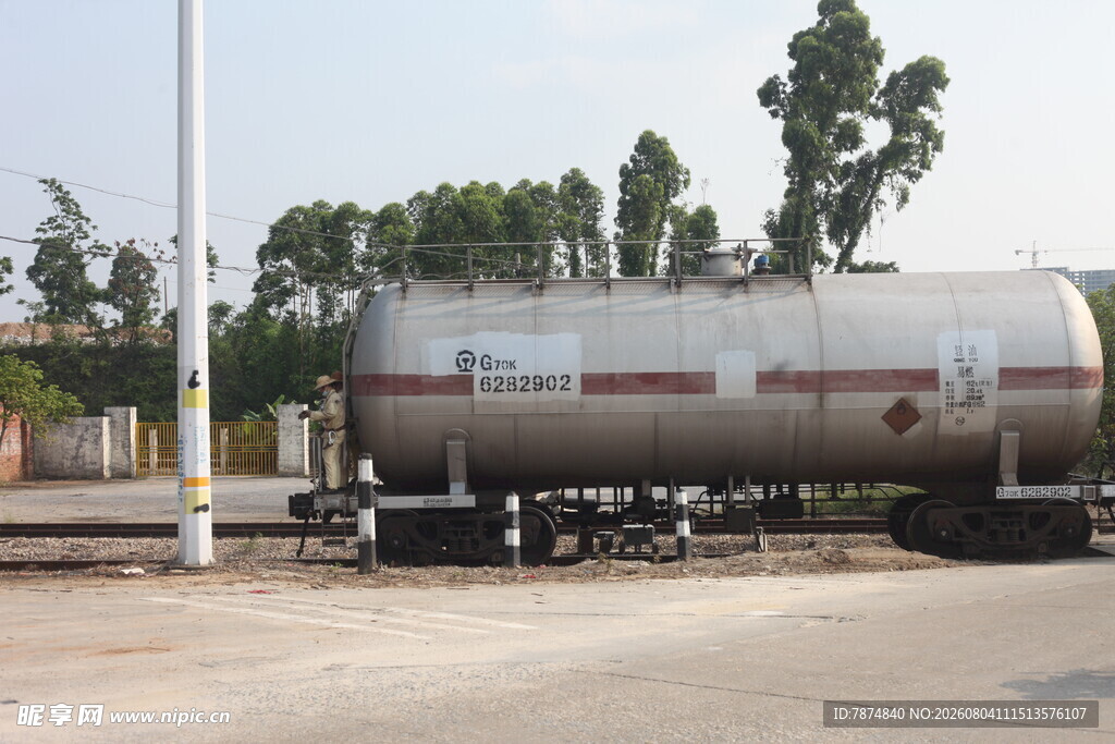 铁路旁的金属油罐车
