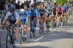 公路自行车赛激烈角逐