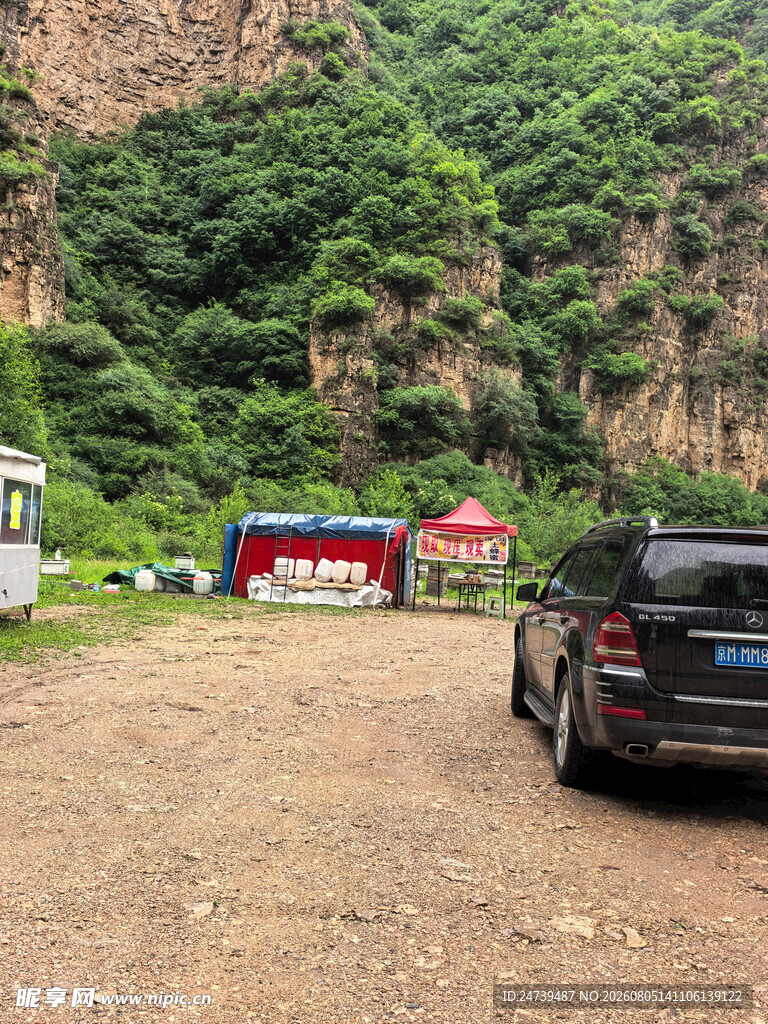 山间露营地的车辆与帐篷