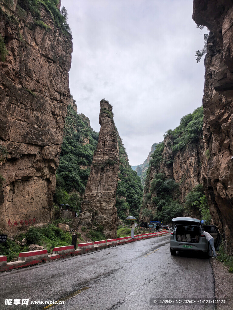 山间公路上行驶的黑色车辆