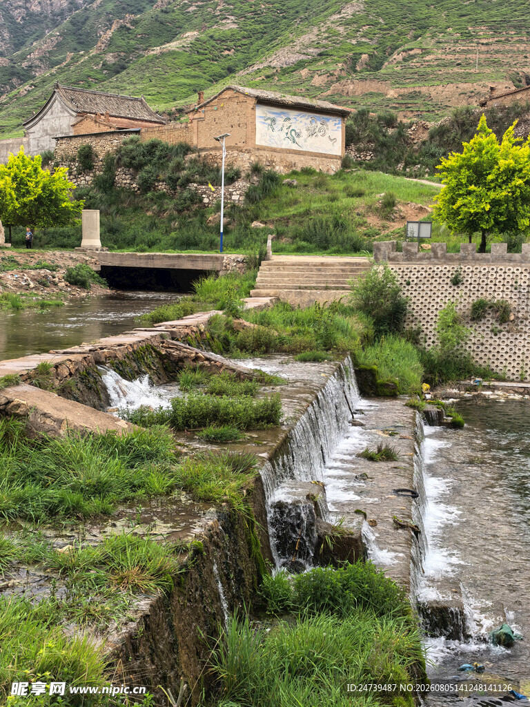 山间溪流旁的古朴景致