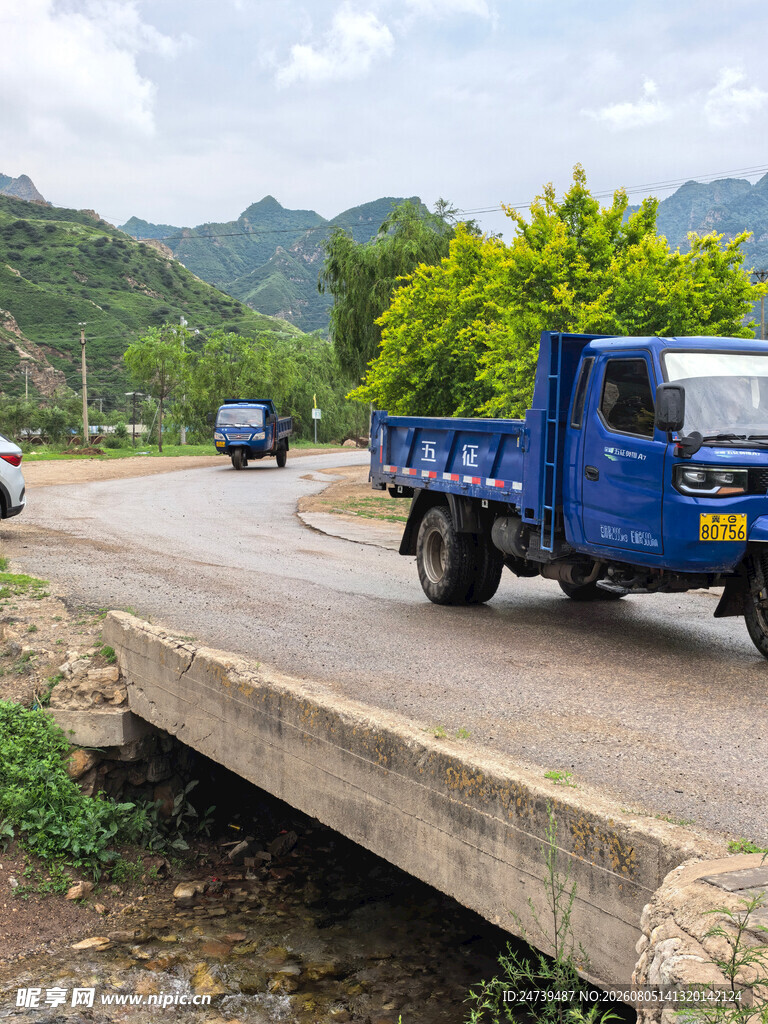 山边公路上的蓝色农用车