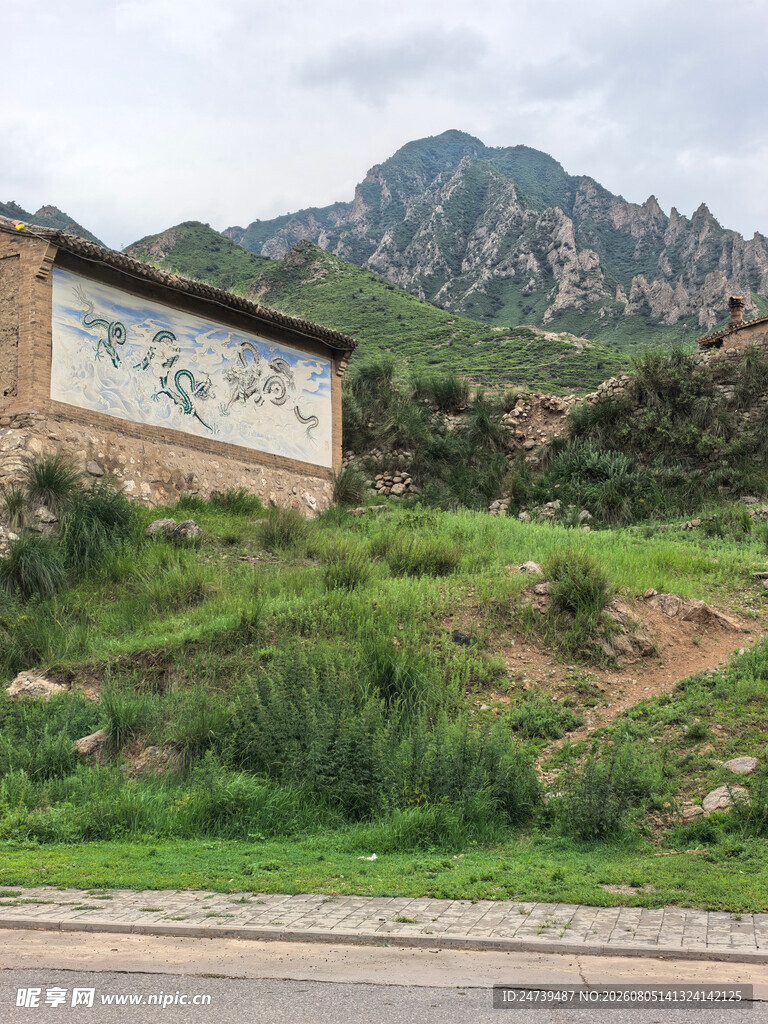 山边公路旁的中式建筑景观