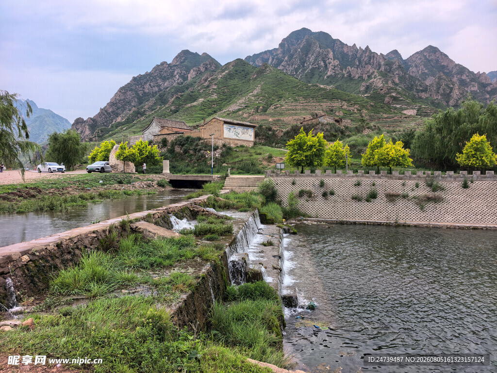 山间河畔美景