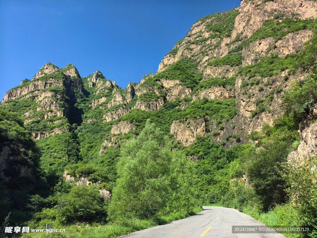 山间公路旁的秀丽山峦