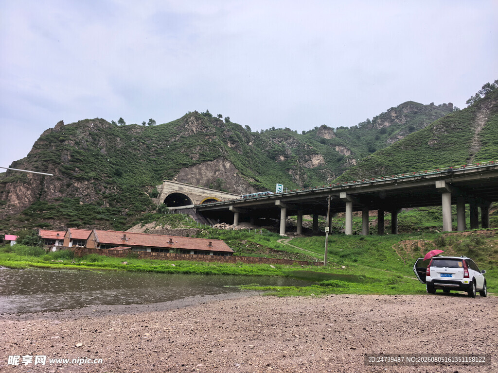山间公路旁的车辆与风景