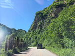 山间公路美景绿意盎然