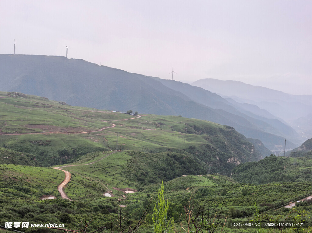 山间绿野蜿蜒小路美景