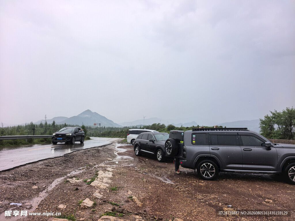越野车队停在泥泞道路边