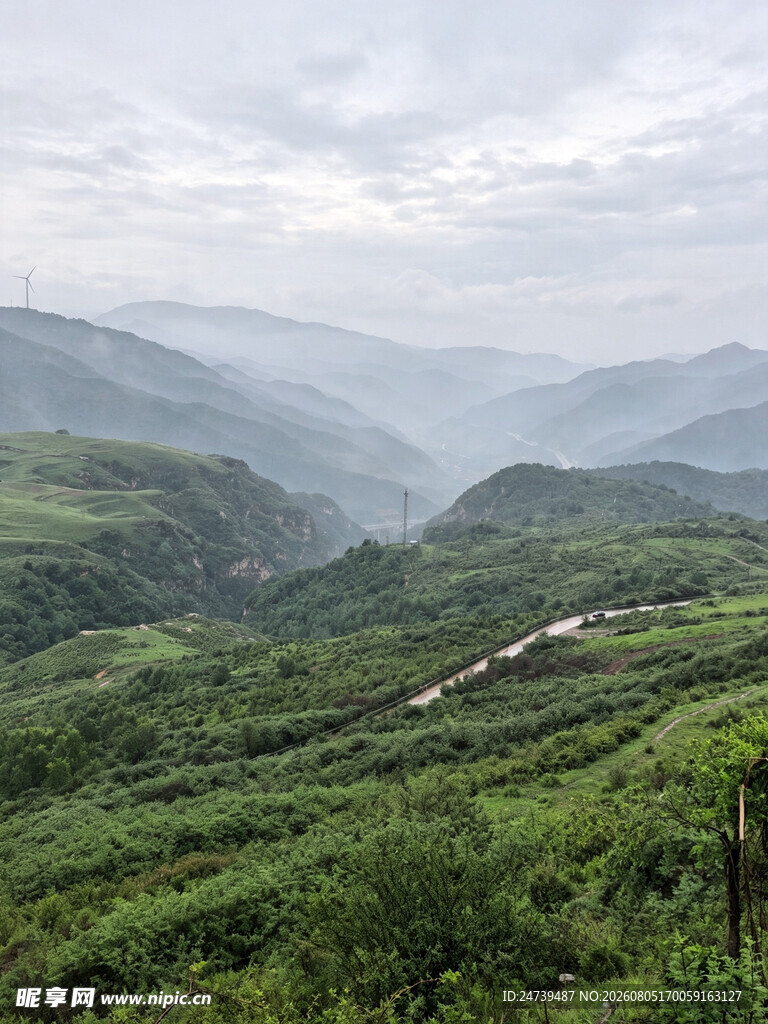 山间绿野蜿蜒小路隐于中