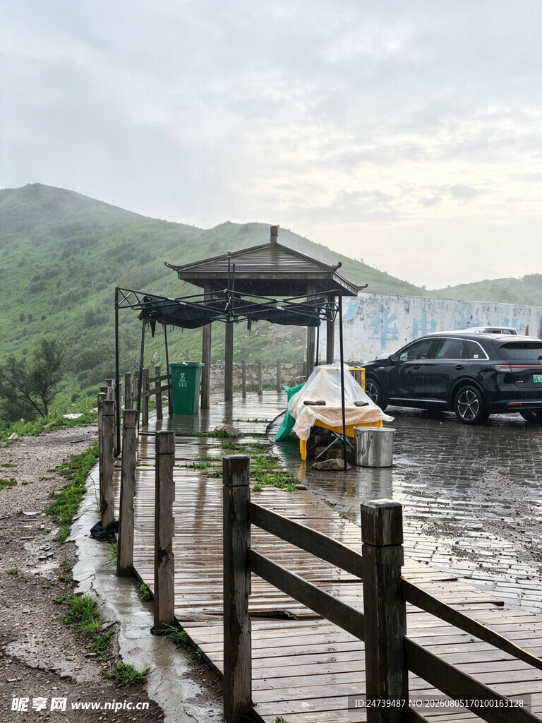 山间停车场车辆与设施