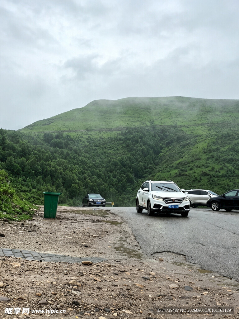 山间公路上的几辆汽车