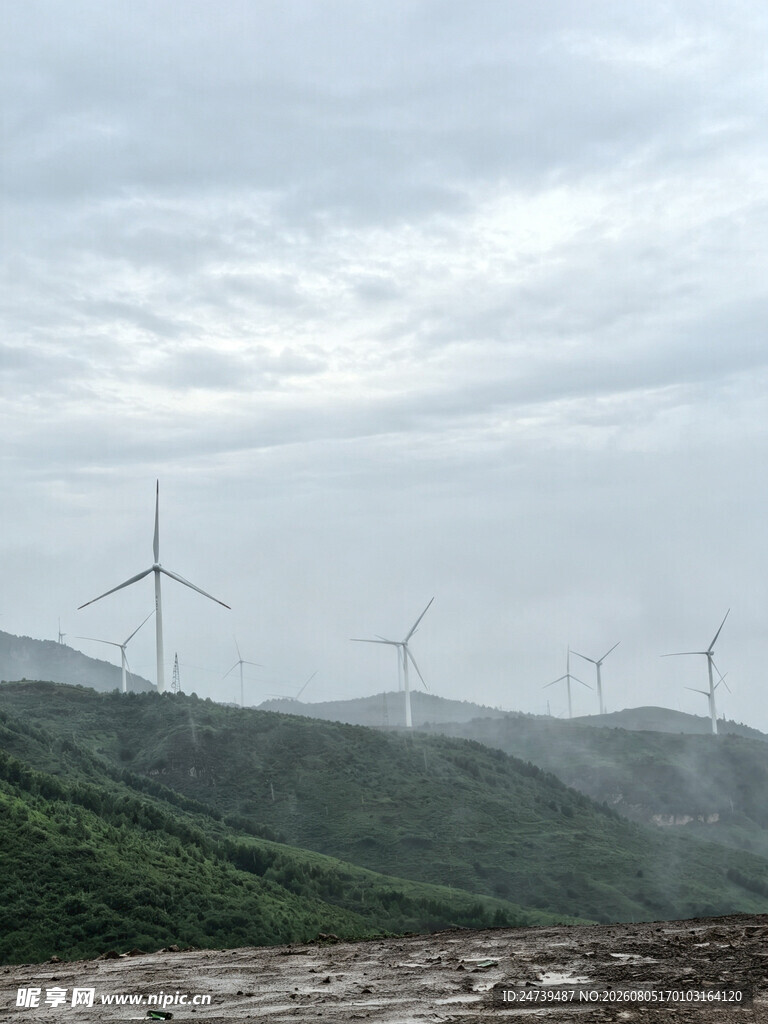 山间风力发电机组景观