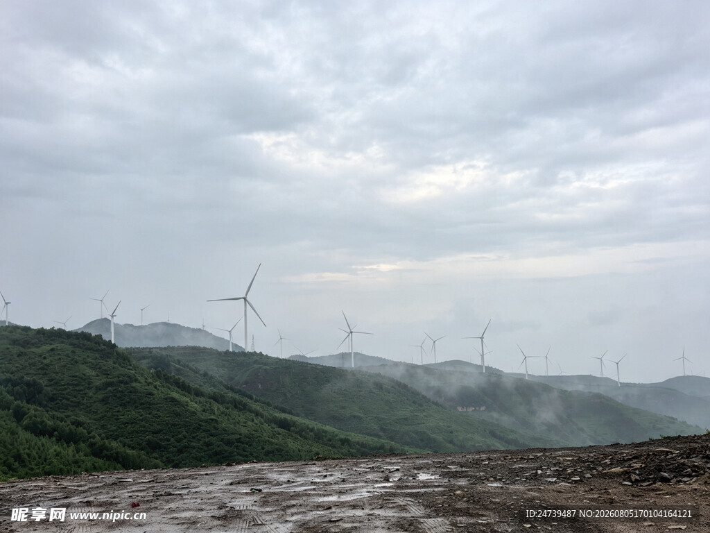 山间风力发电场风景