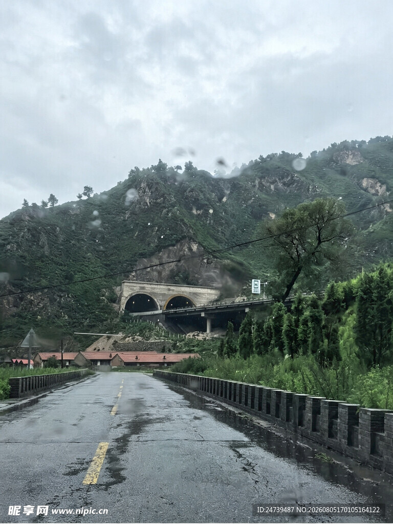 雨后山间公路景色宜人