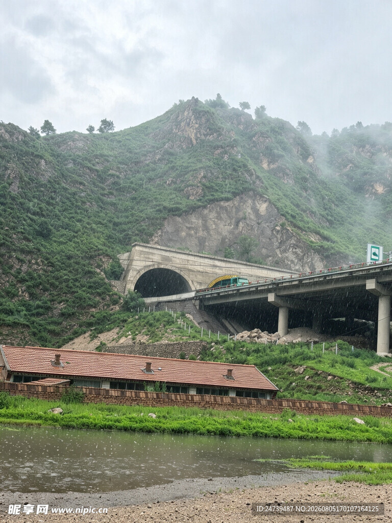 山间高架桥与古朴建筑