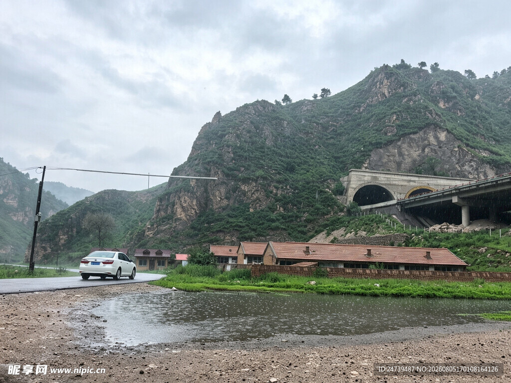 山间雨后公路与车辆景象