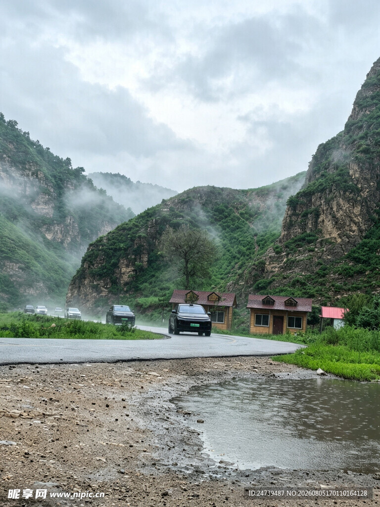 山间村落云雾缭绕之景
