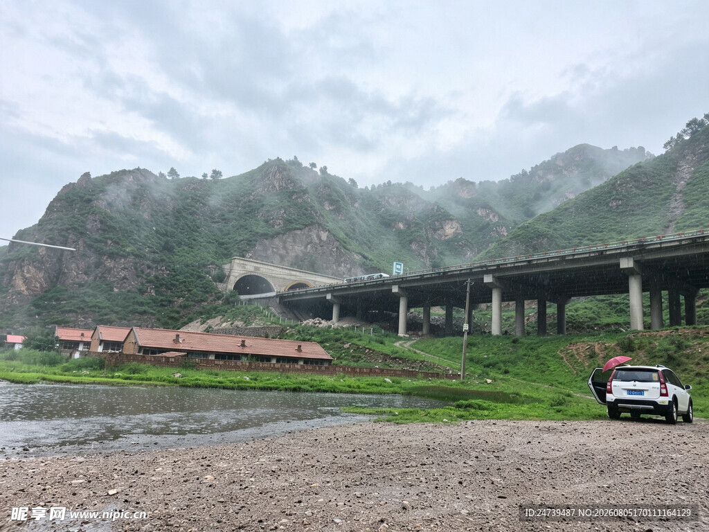 山间公路旁的车辆与景致