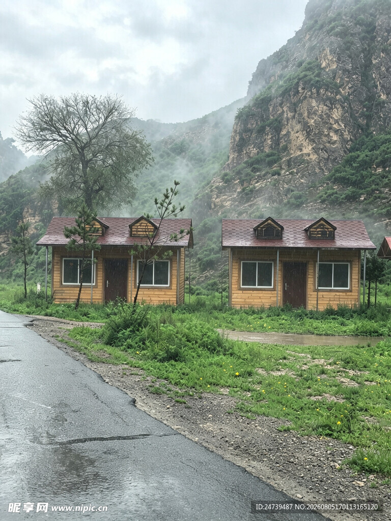 山间路旁的质朴小屋