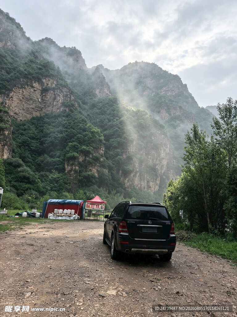 山间越野路车辆穿行景