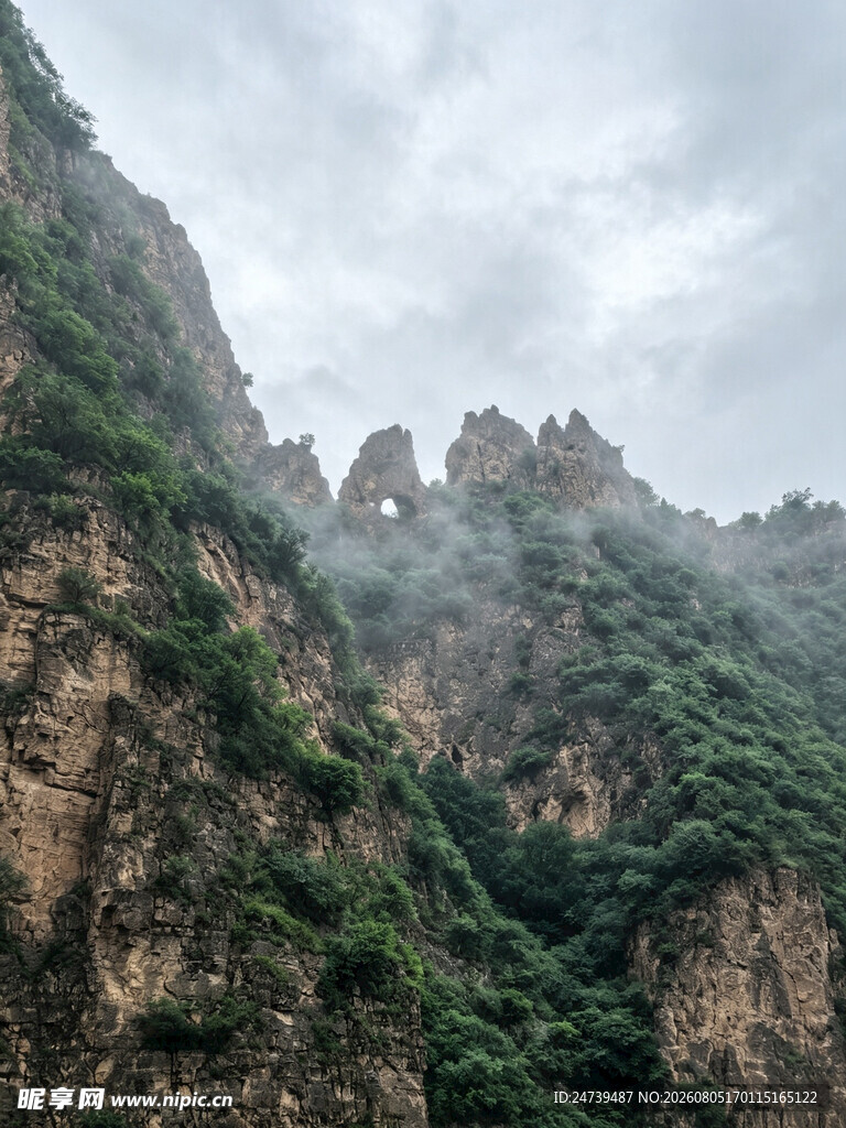 云雾缭绕的壮丽山峦