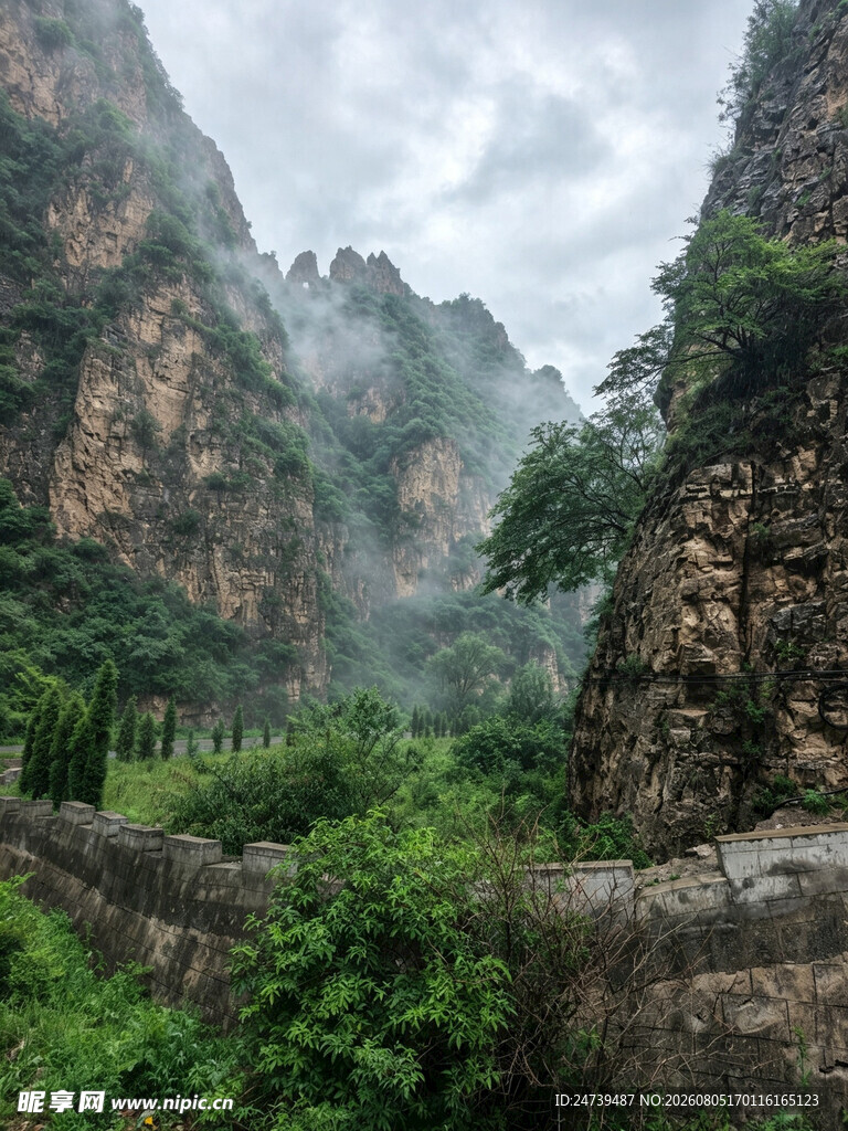 山间云雾缭绕的壮美景色