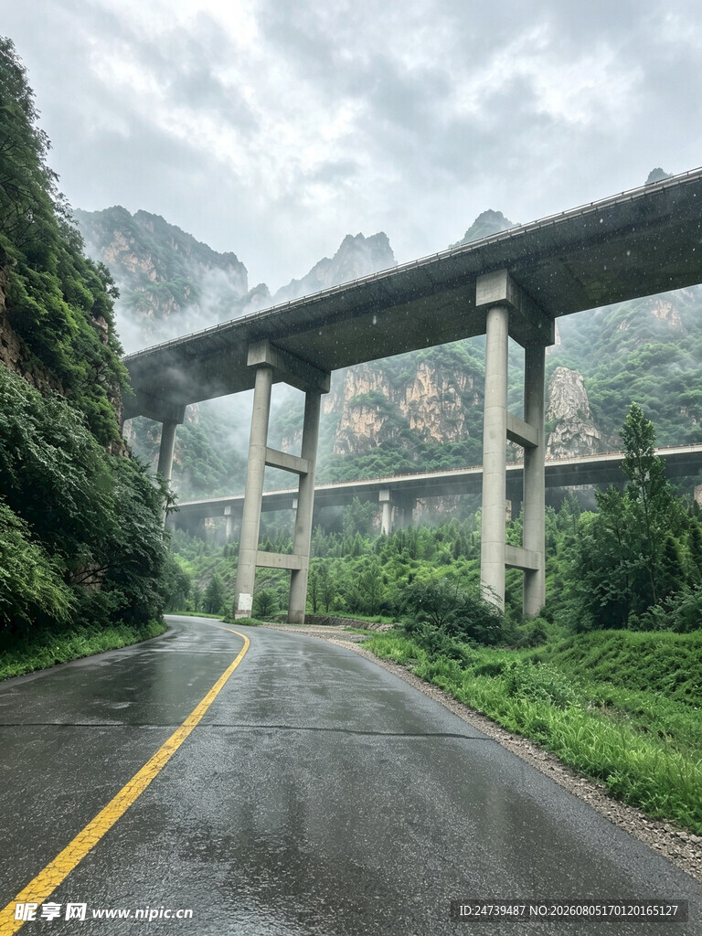 奇峰耸立的壮美山间景色