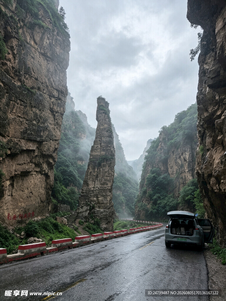 山间公路上行驶的车辆