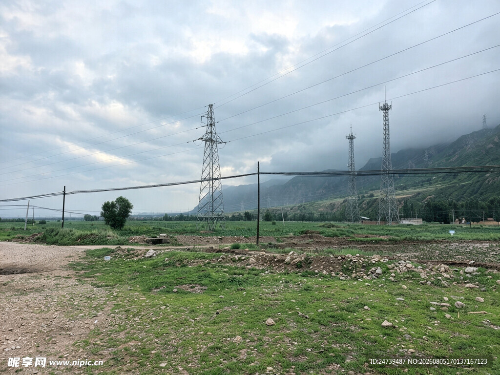 郊外田野与输电设施景观