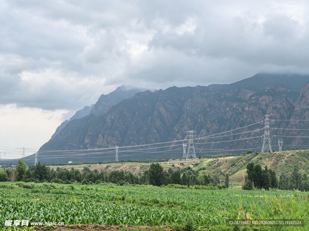 山间农田与输电线路景观