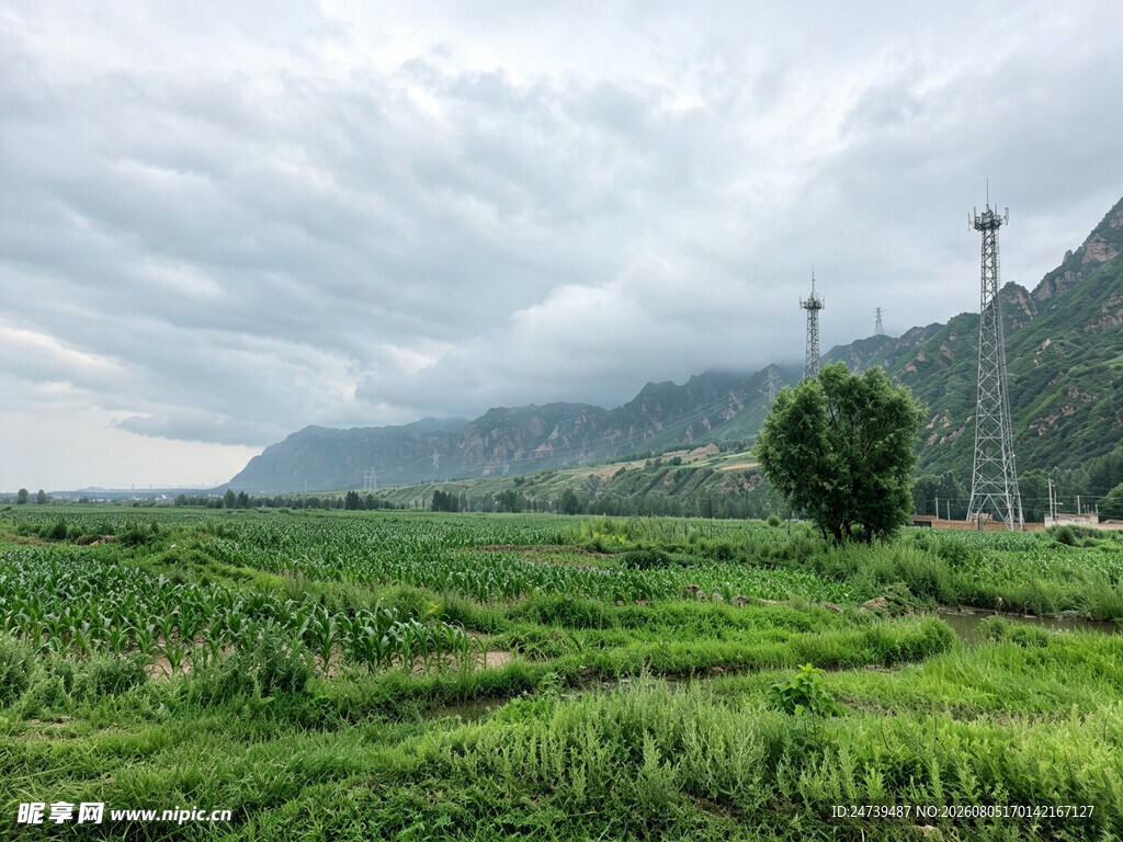 绿野山峦间的自然景致