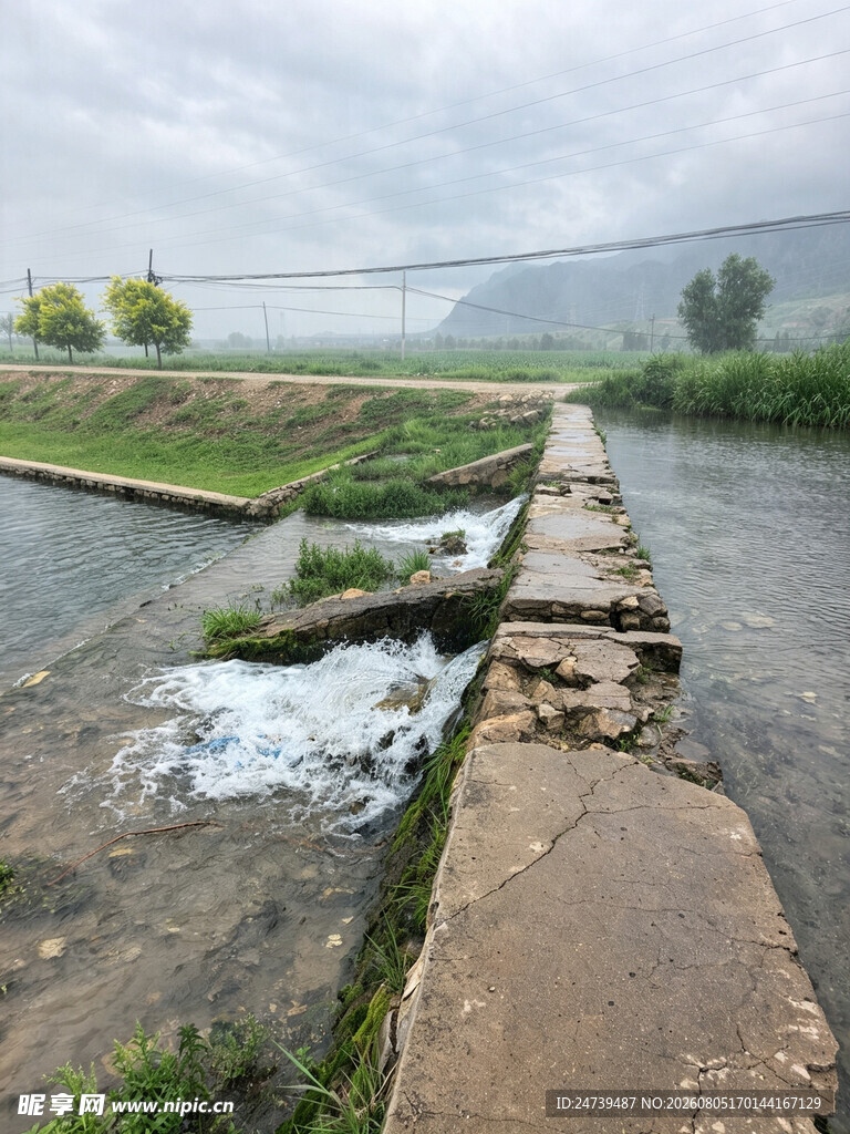 乡村河边破旧石板过水桥