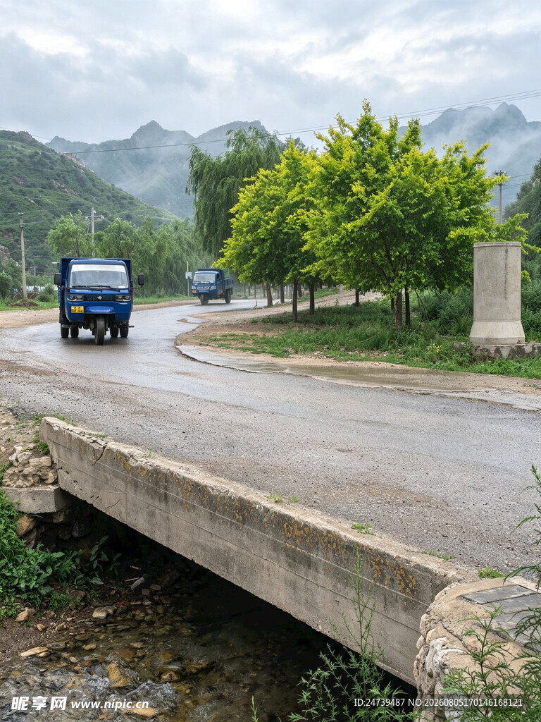 乡村道路上的蓝色载货卡车