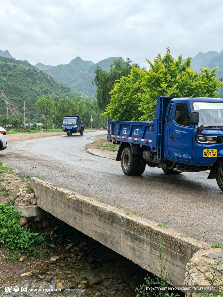 乡村道路上的蓝色载货卡车