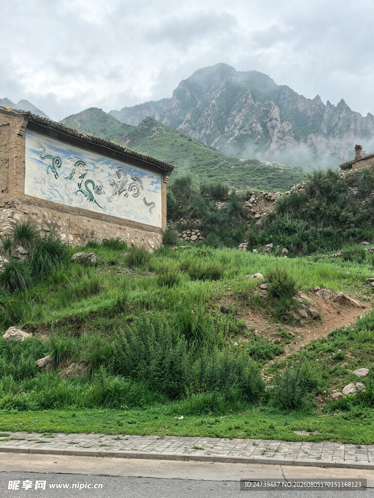 山间路旁的彩绘墙面景观