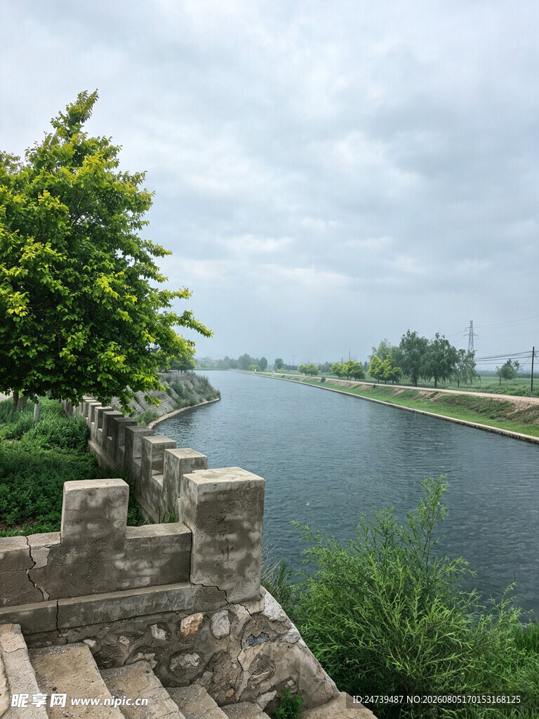 河畔石景绿意盎然的风光