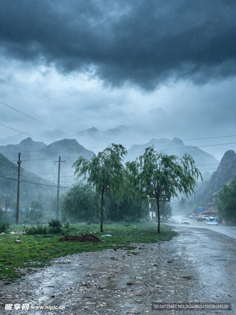 暴雨中的乡村泥泞小路