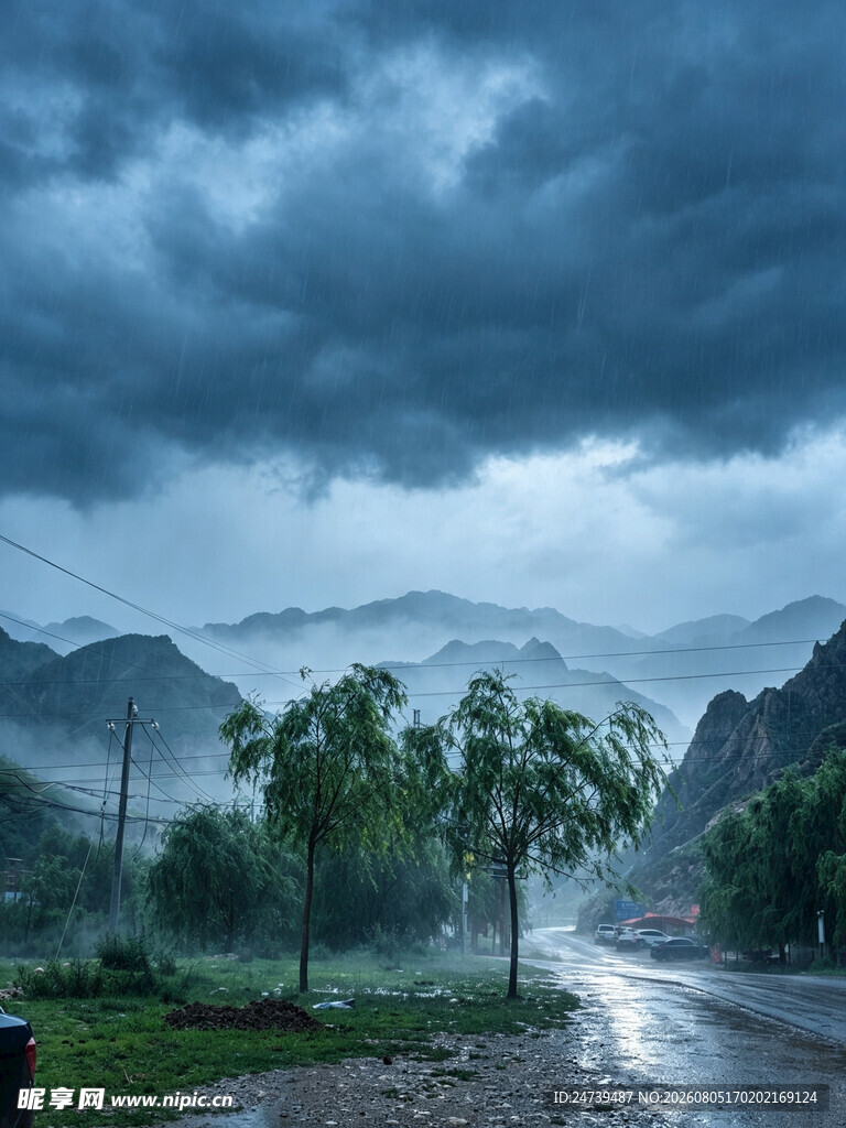 山间雨景云雾缭绕的静谧