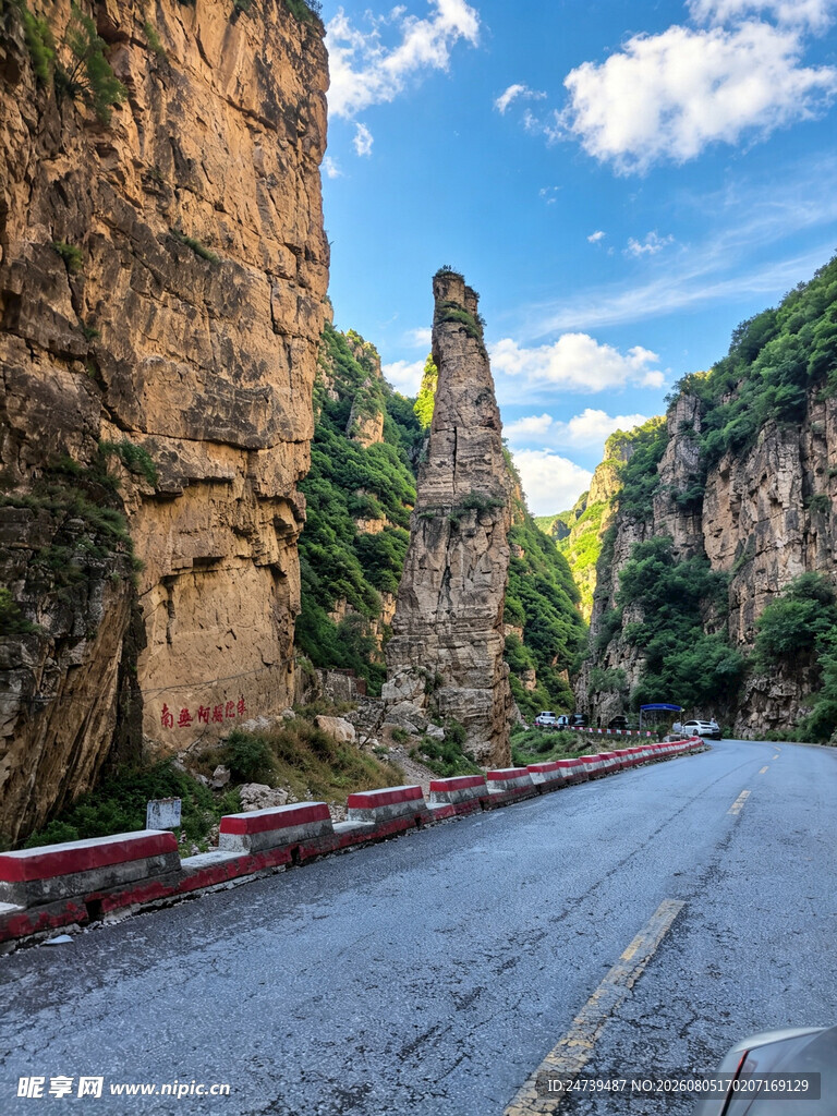 山间公路穿行壮丽峡谷