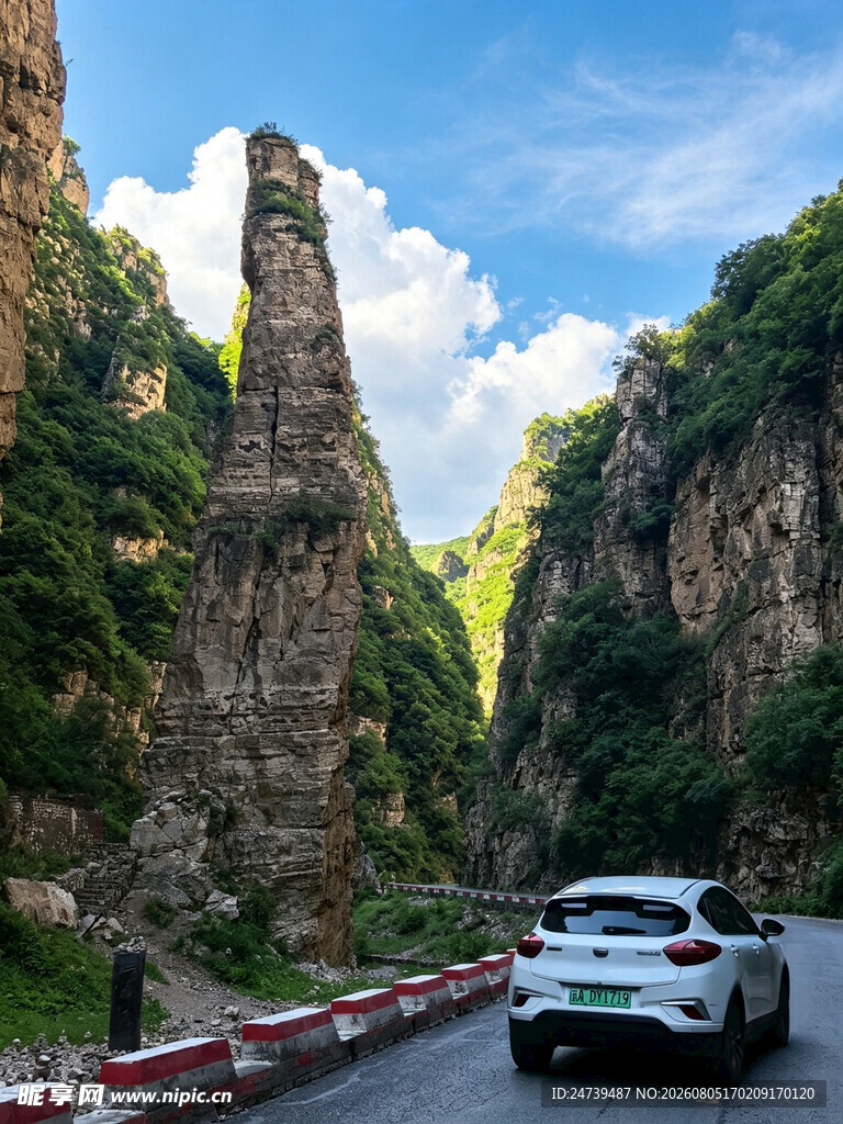 山间公路上行驶的白色汽车