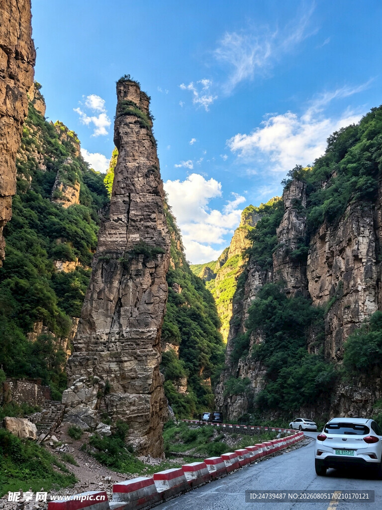 山间公路穿行壮丽峡谷