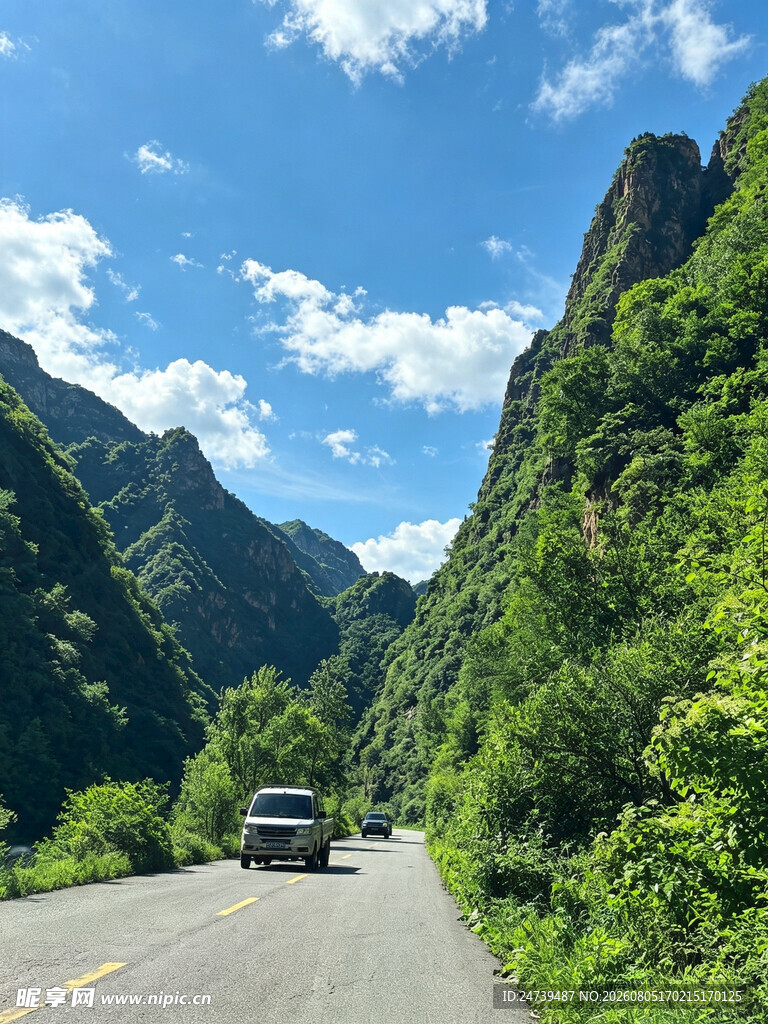 山间公路上行驶的车辆