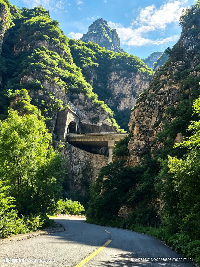 山间公路与桥梁美景