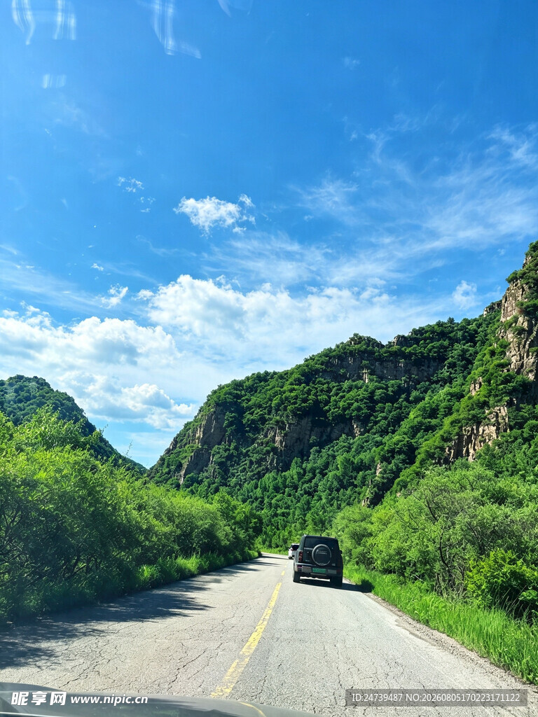 山间公路上行驶的车辆