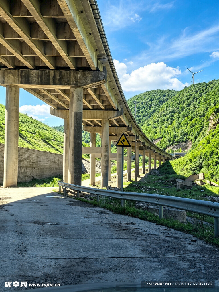 山间高架桥旁的开阔道路