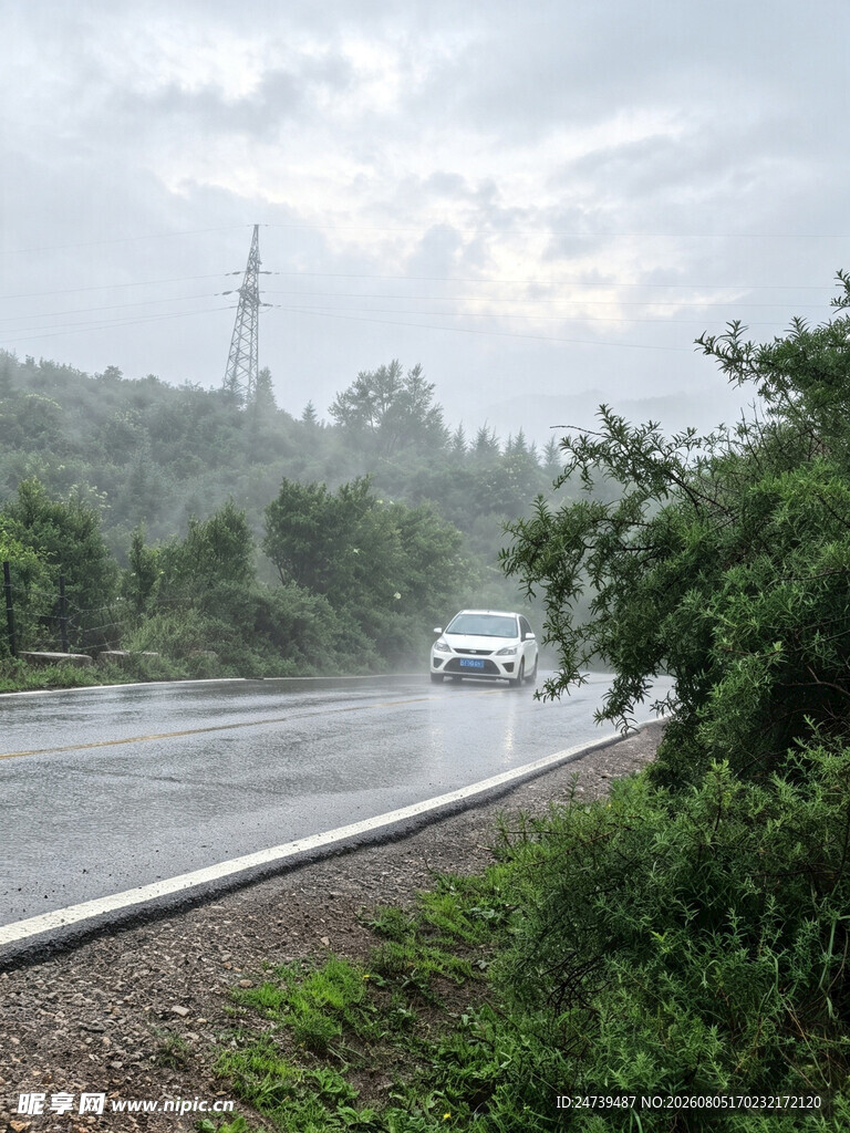 雨中公路行驶的车辆