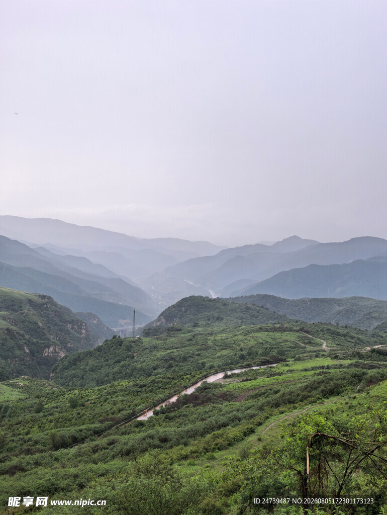 山间绿野风景